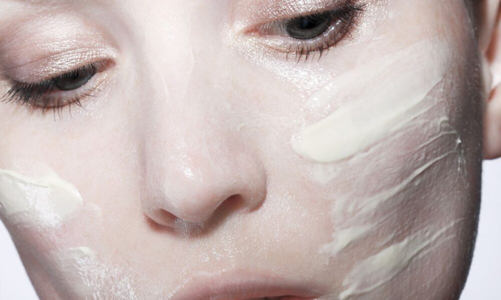 Почему крем для лица не дает результатов: 5 распространенных ошибок