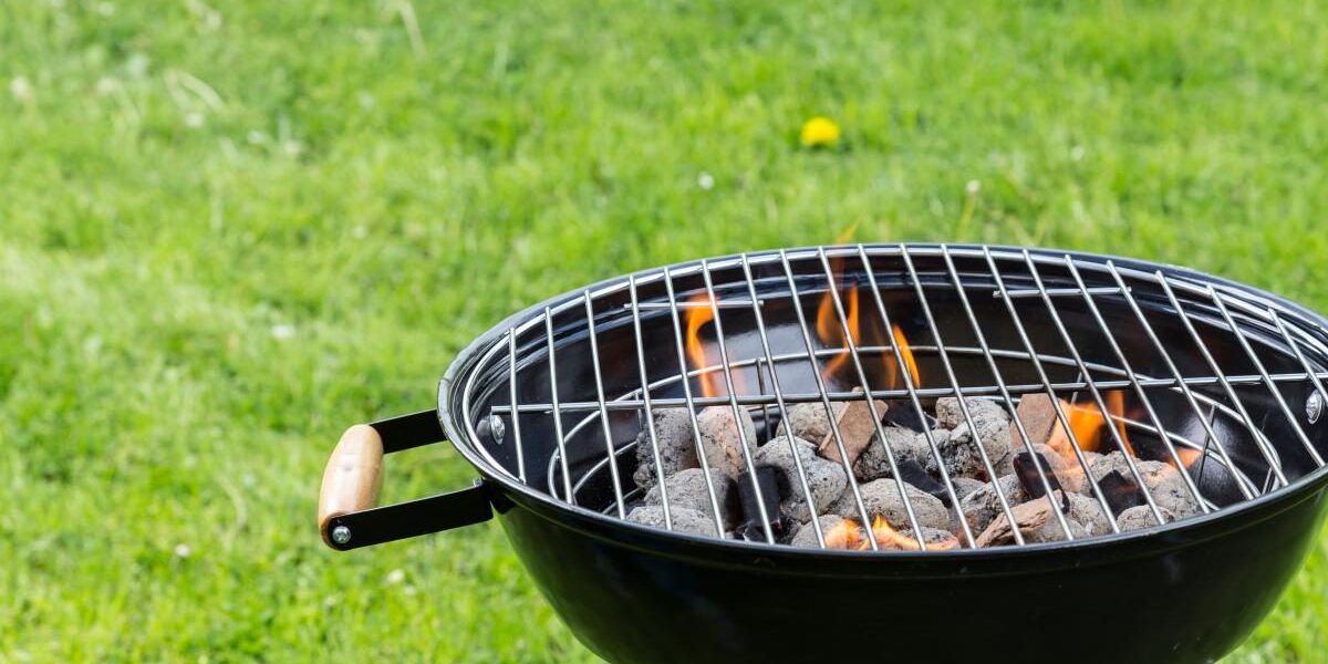 Лайфхак для дачников: как легко очистить решетку гриля народными средствами