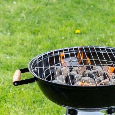 Лайфхак для дачников: как легко очистить решетку гриля народными средствами