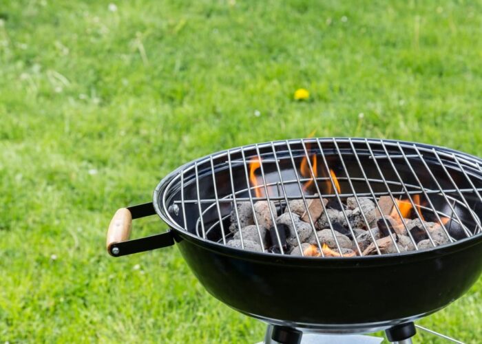 Лайфхак для дачников: как легко очистить решетку гриля народными средствами