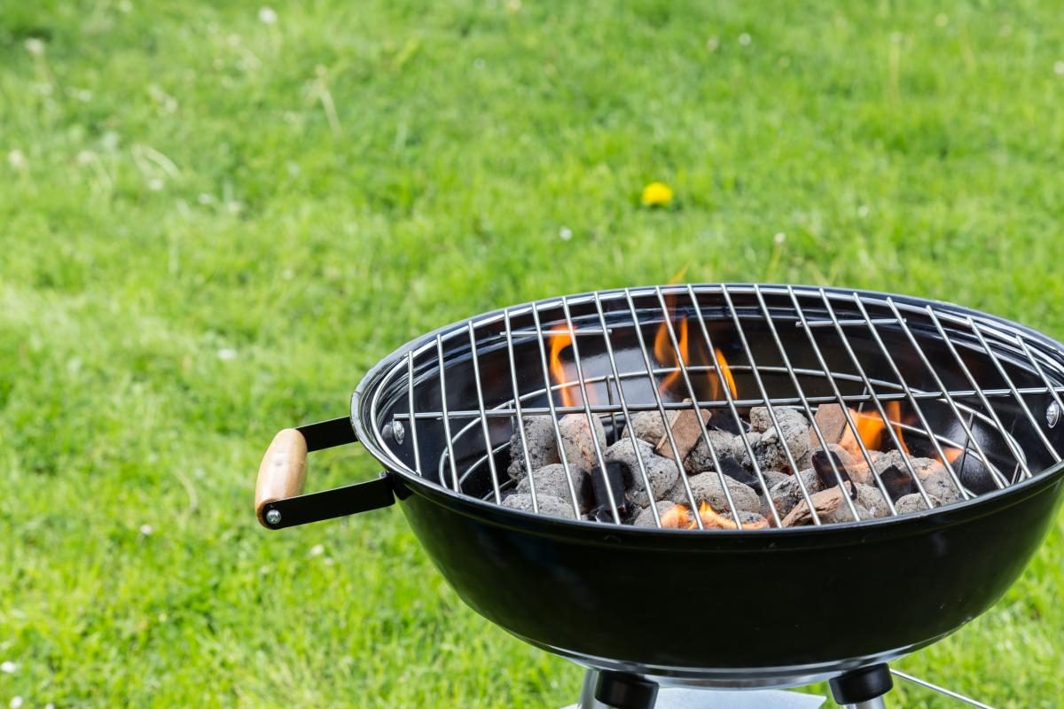 Лайфхак для дачников: как легко очистить решетку гриля народными средствами