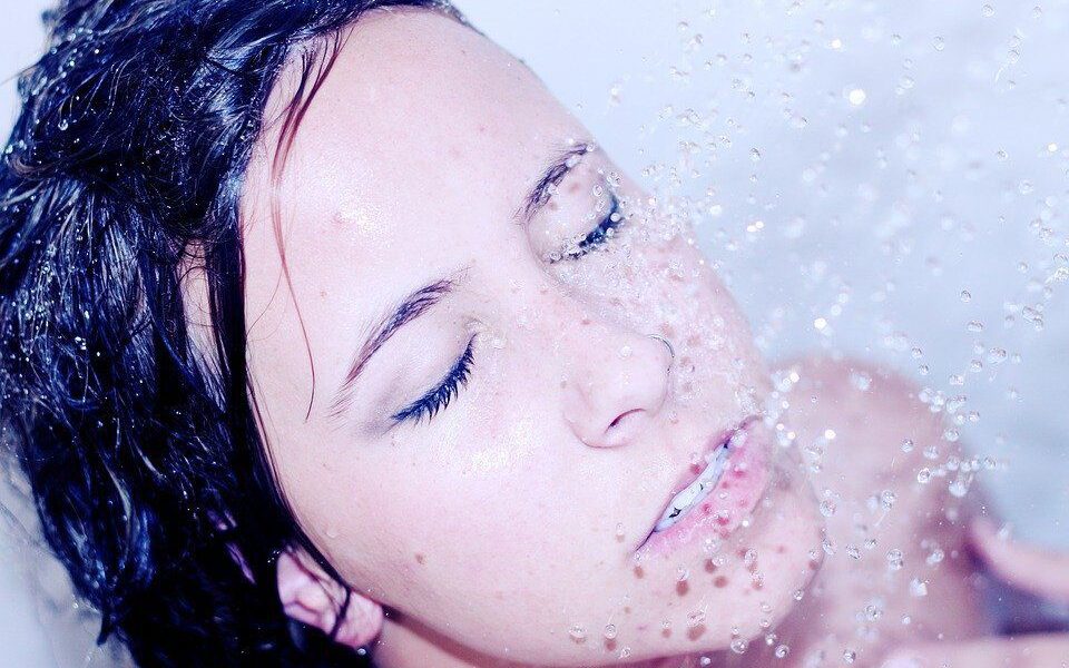 Как умываться, чтобы не провоцировать ранние морщины: секреты красоты звезд