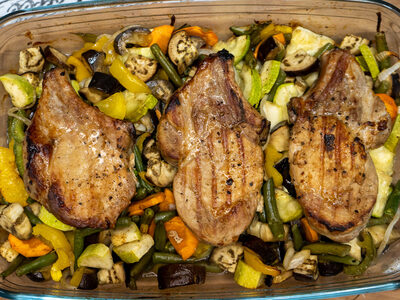 Запеченное мясо с овощами: простой и вкусный рецепт для всей семьи