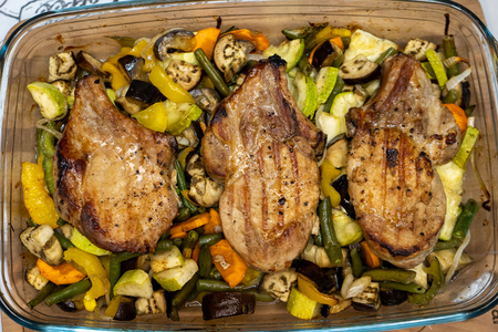 Запеченное мясо с овощами: простой и вкусный рецепт для всей семьи