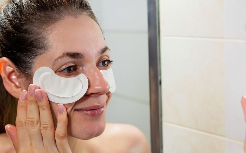 Как быстро избавиться от отеков лица: 3 проверенных метода