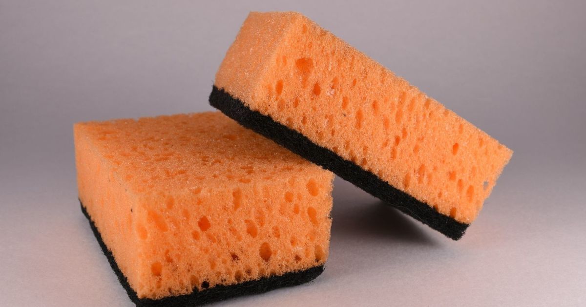 Кухонные губки спасут от темноты: неожиданные лайфхаки для дома