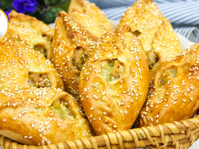 Вкусные пирожки-расстегаи: рецепт с курицей и картошкой для идеального обеда