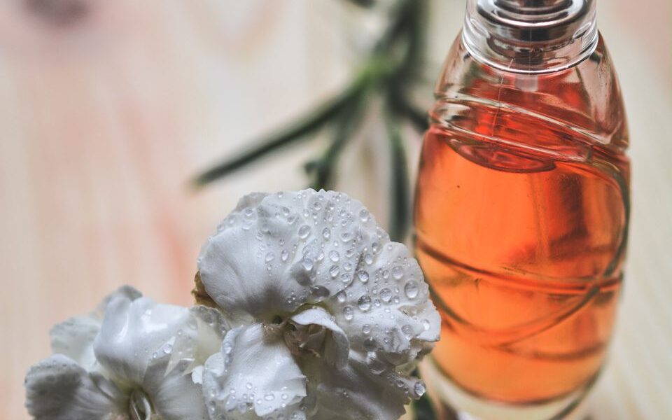 Секрет стойкости духов: как избежать распространенных ошибок, которые портят аромат