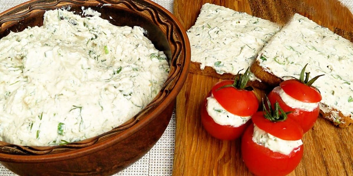 Универсальная намазка из чеснока и зелени: идеальна для бутербродов, овощей и не только!