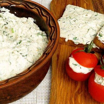 Универсальная намазка из чеснока и зелени: идеальна для бутербродов, овощей и не только!