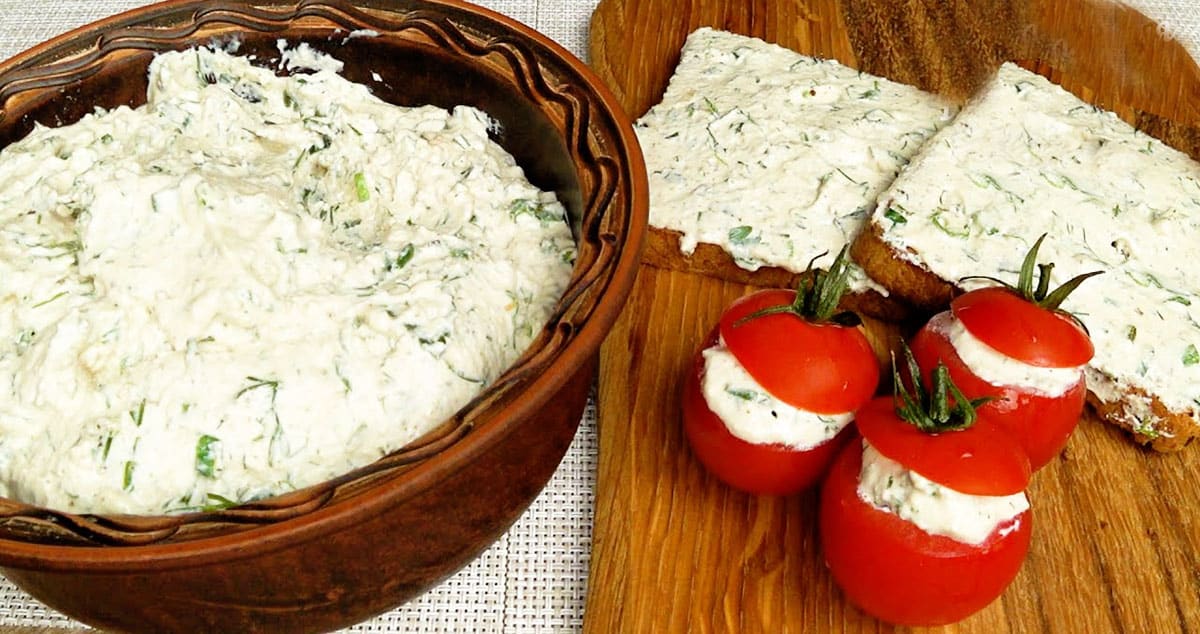Универсальная намазка из чеснока и зелени: идеальна для бутербродов, овощей и не только!
