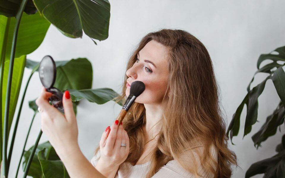 Как не состариться с помощью румян: главные ошибки в макияже