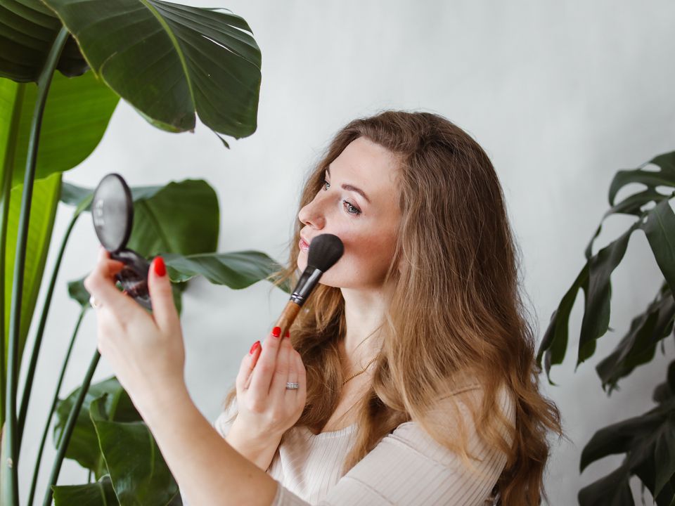 Как не состариться с помощью румян: главные ошибки в макияже