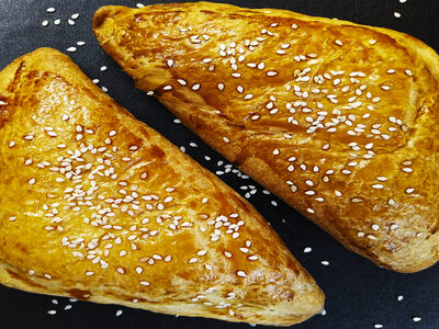 Нежное слоёное тесто с сочной курицей: простой рецепт самсы для всей семьи