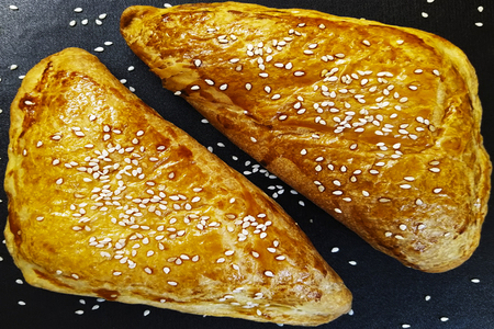 Нежное слоёное тесто с сочной курицей: простой рецепт самсы для всей семьи