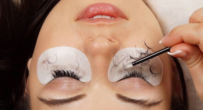 Как безопасно снять нарощенные ресницы дома: полное руководство