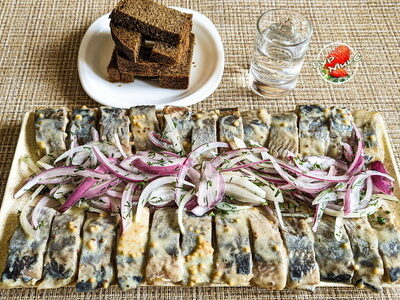 Селедочка в соусе: простое и вкусное угощение для любого случая