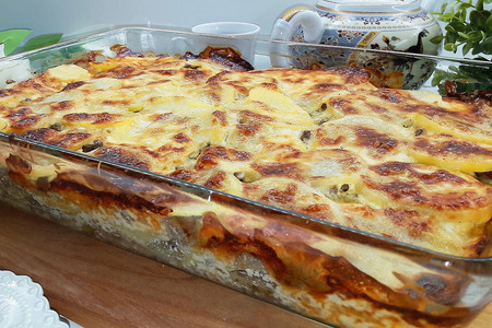 Сытная картофельная запеканка с фаршем: простой и вкусный рецепт для всей семьи