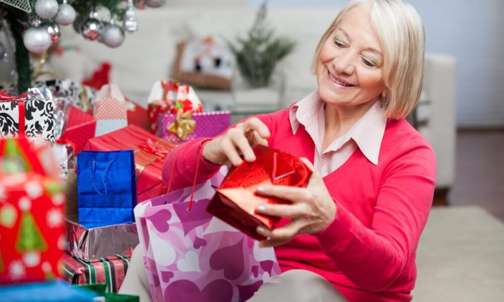 Идеи подарков для мамы на Новый год: 8 душевных вариантов