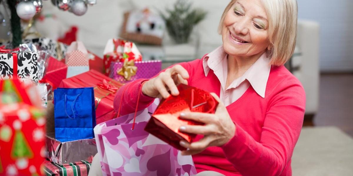 Идеи подарков для мамы на Новый год: 8 душевных вариантов