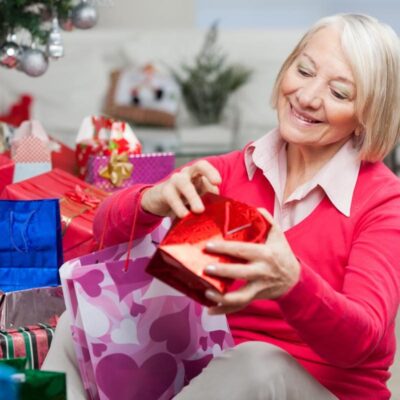 Идеи подарков для мамы на Новый год: 8 душевных вариантов