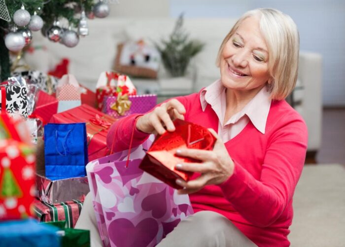 Идеи подарков для мамы на Новый год: 8 душевных вариантов