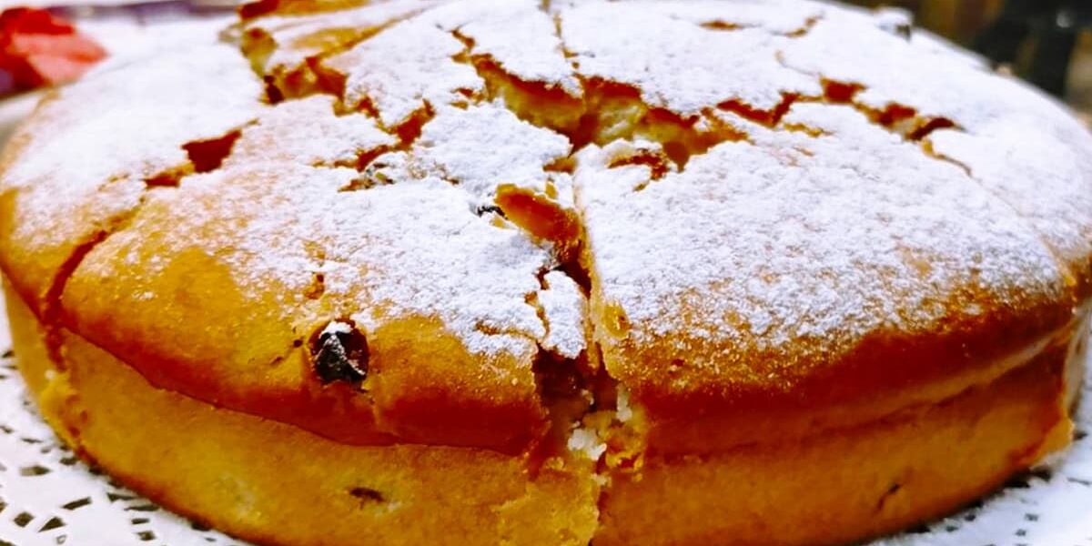 Родзинковий пиріг: швидкий рецепт для ідеального чаювання за 10 хвилин