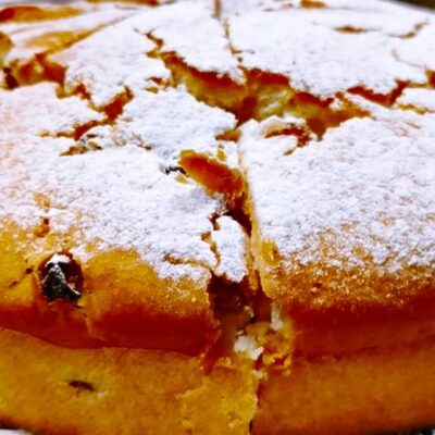 Родзинковий пиріг: швидкий рецепт для ідеального чаювання за 10 хвилин