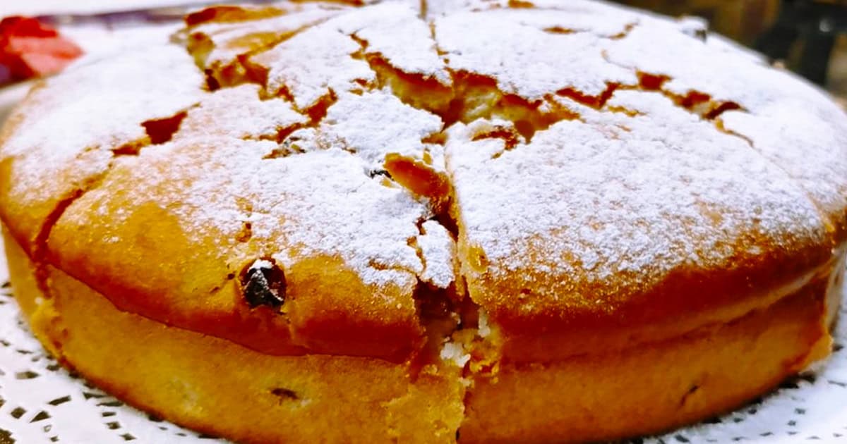 Родзинковий пиріг: швидкий рецепт для ідеального чаювання за 10 хвилин