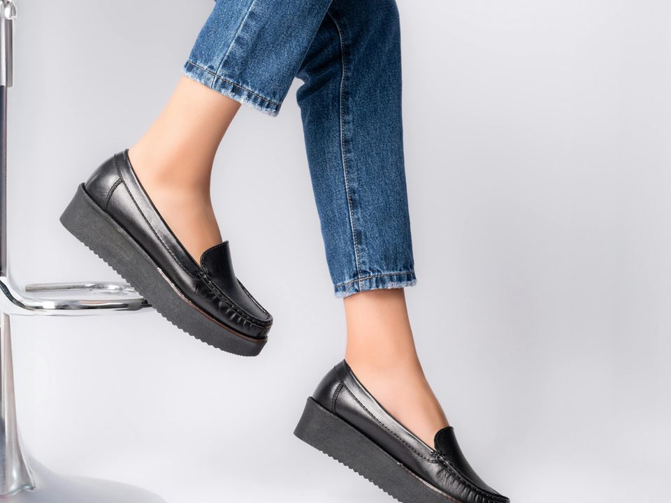 Как носить новое обувь без мозолей: секреты комфорта от звезд