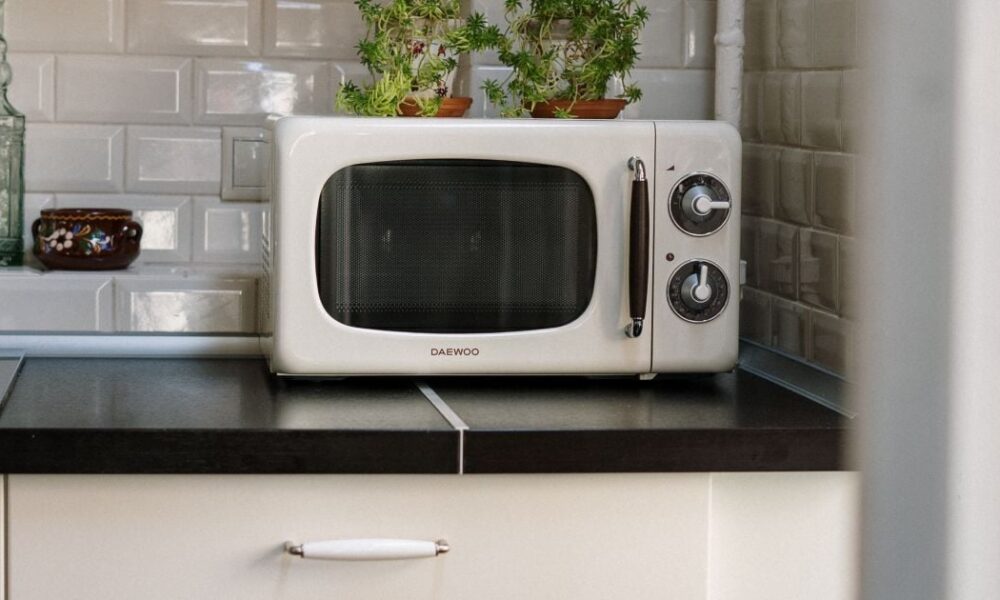 Уборка микроволновки: простые лайфхаки для каждой хозяйки
