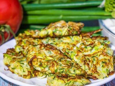 Рецепт нежных оладий из кабачков: легкое и вкусное блюдо с чесноком и зеленью