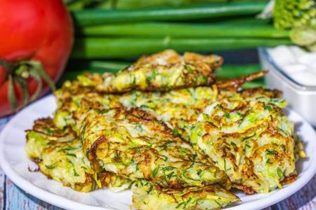 Рецепт нежных оладий из кабачков: легкое и вкусное блюдо с чесноком и зеленью
