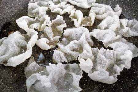 Легкие и вкусные рисовые чипсы: рецепты для всей семьи