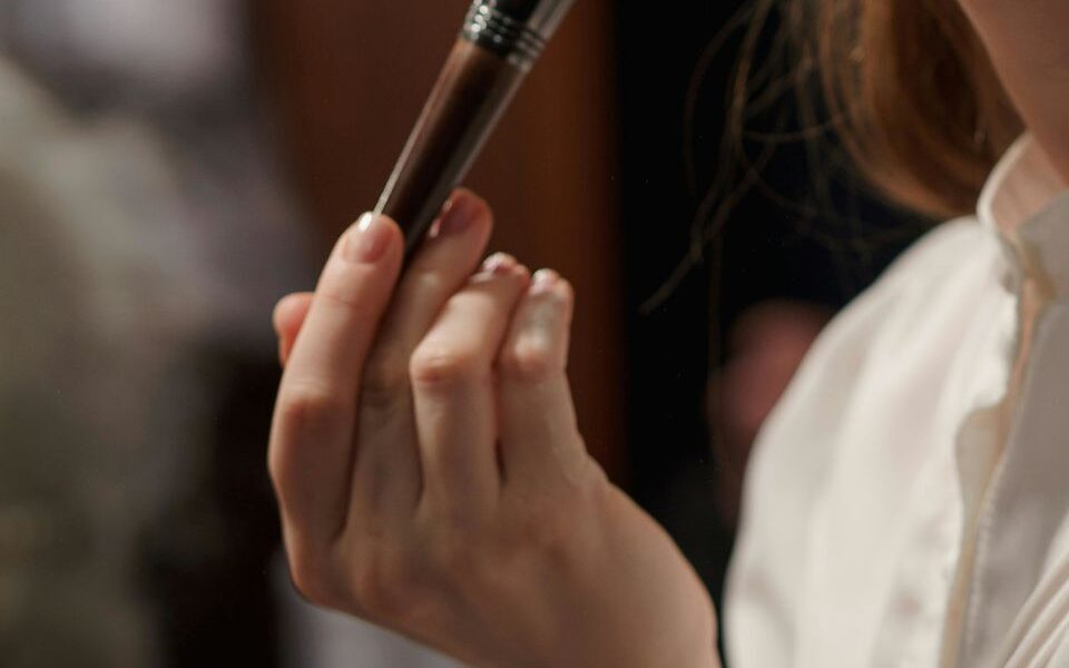 Секреты идеального тона: как избежать эффекта "маски" с помощью правильного нанесения косметики