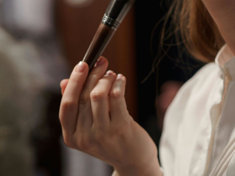 Секреты идеального тона: как избежать эффекта "маски" с помощью правильного нанесения косметики