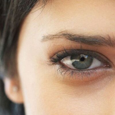 Секреты безупречного взгляда: как француженки скрывают следы усталости под глазами