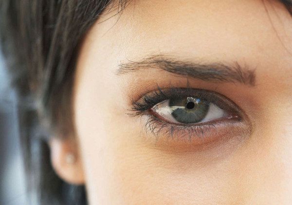 Секреты безупречного взгляда: как француженки скрывают следы усталости под глазами