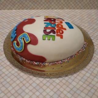 Торт "Киндер-сюрприз": идеальный подарок на день рождения для любимых