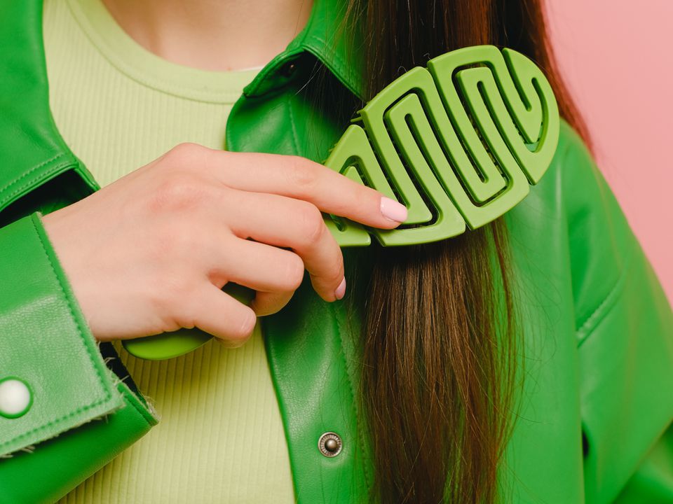 Как правильно расчесывать тонкие волосы для объема и силы: секреты звезд