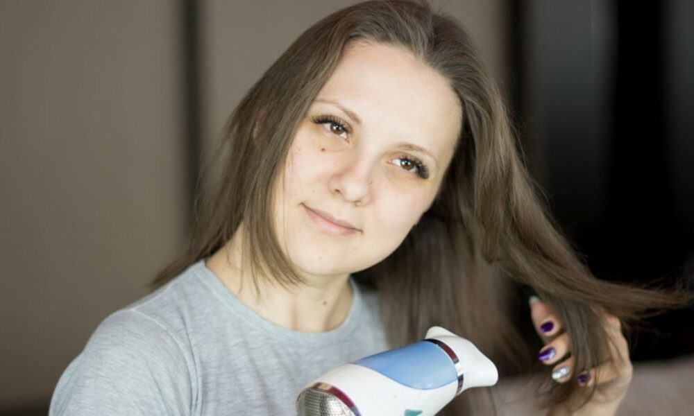 Как сушить волосы правильно: избегаем распространённых ошибок для идеальной укладки