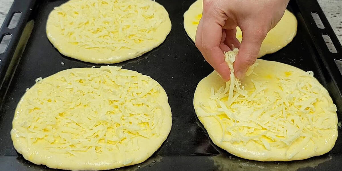 Бабушкин рецепт: Секрет вкусной выпечки из муки, сыра и воды, который покорит всех