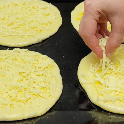 Бабушкин рецепт: Секрет вкусной выпечки из муки, сыра и воды, который покорит всех