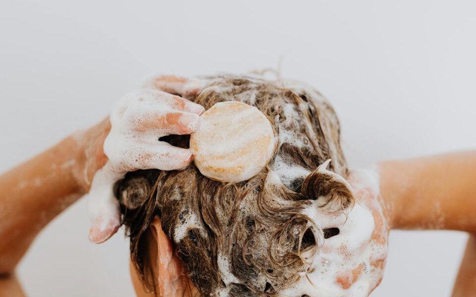 Как правильно мыть голову для здоровья и густоты волос: секреты экспертов