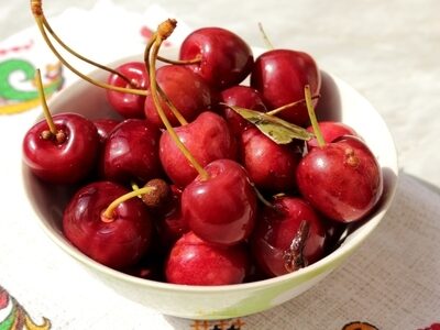 Секреты маринованной вишни: от закуски до десерта