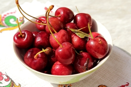 Секреты маринованной вишни: от закуски до десерта