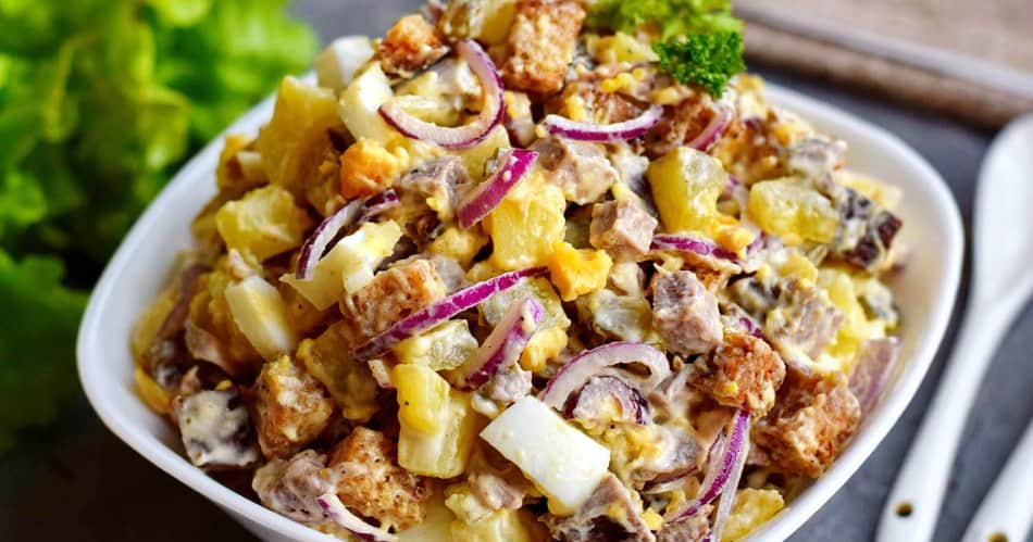 Сытный и вкусный салат "Счастливый мужчина": рецепт, который оценит ваша семья