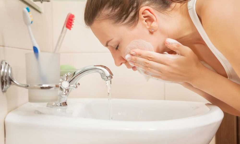 8 ошибок в уходе за кожей, которые совершают многие женщины: как избежать их и добиться сияния как у звезд