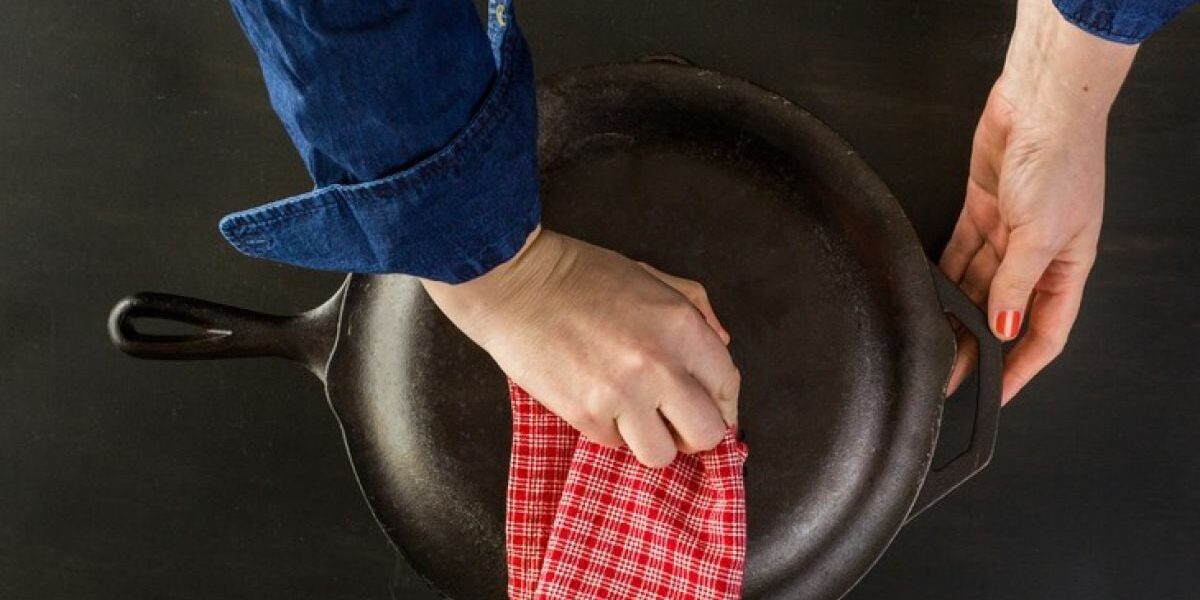 Секреты чистой сковородки: как избавиться от нагара и жира дома