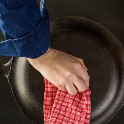 Секреты чистой сковородки: как избавиться от нагара и жира дома